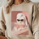 Kot w wannie z książką