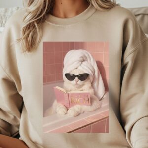 Kot w wannie z książką