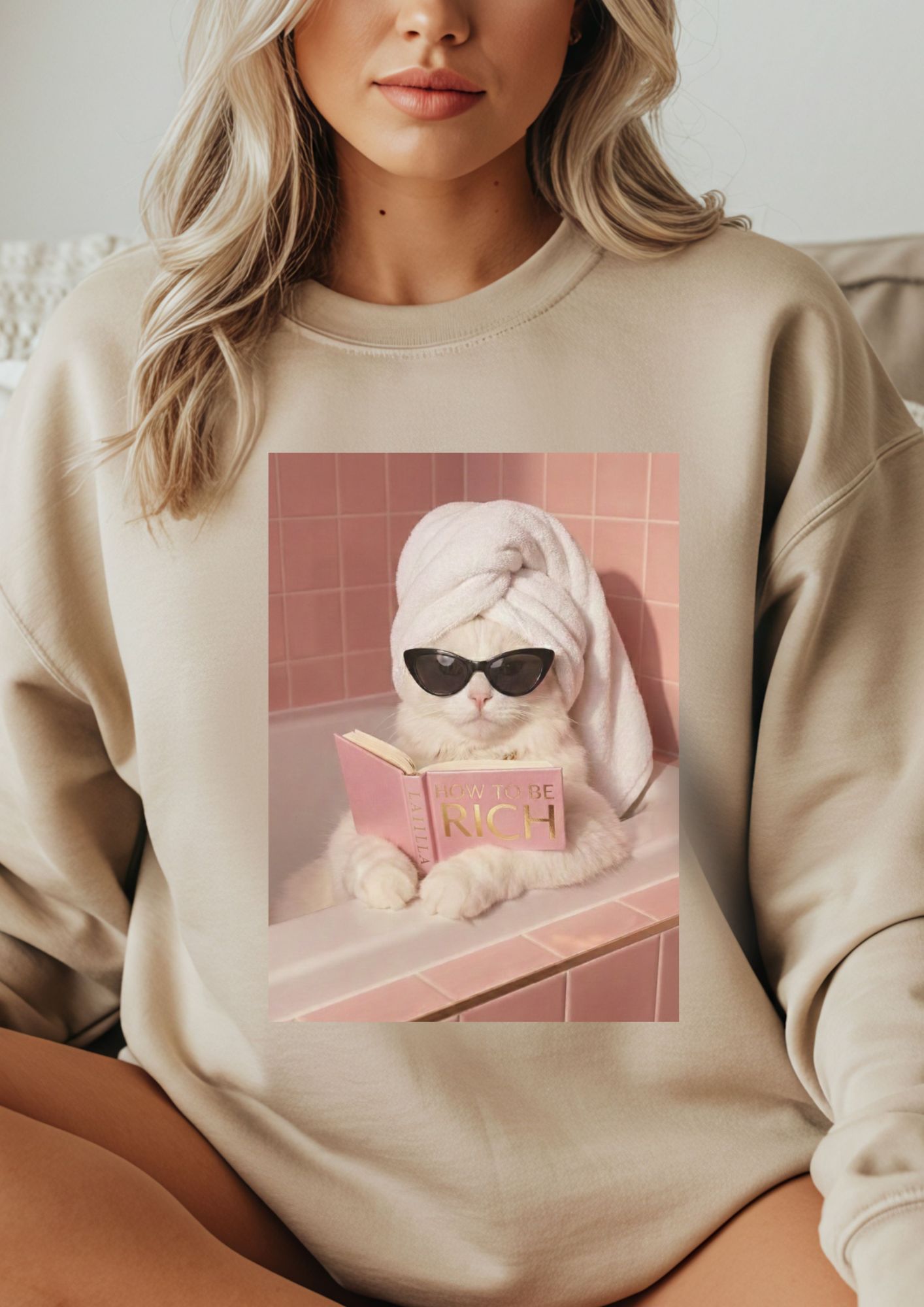 Kot w wannie z książką