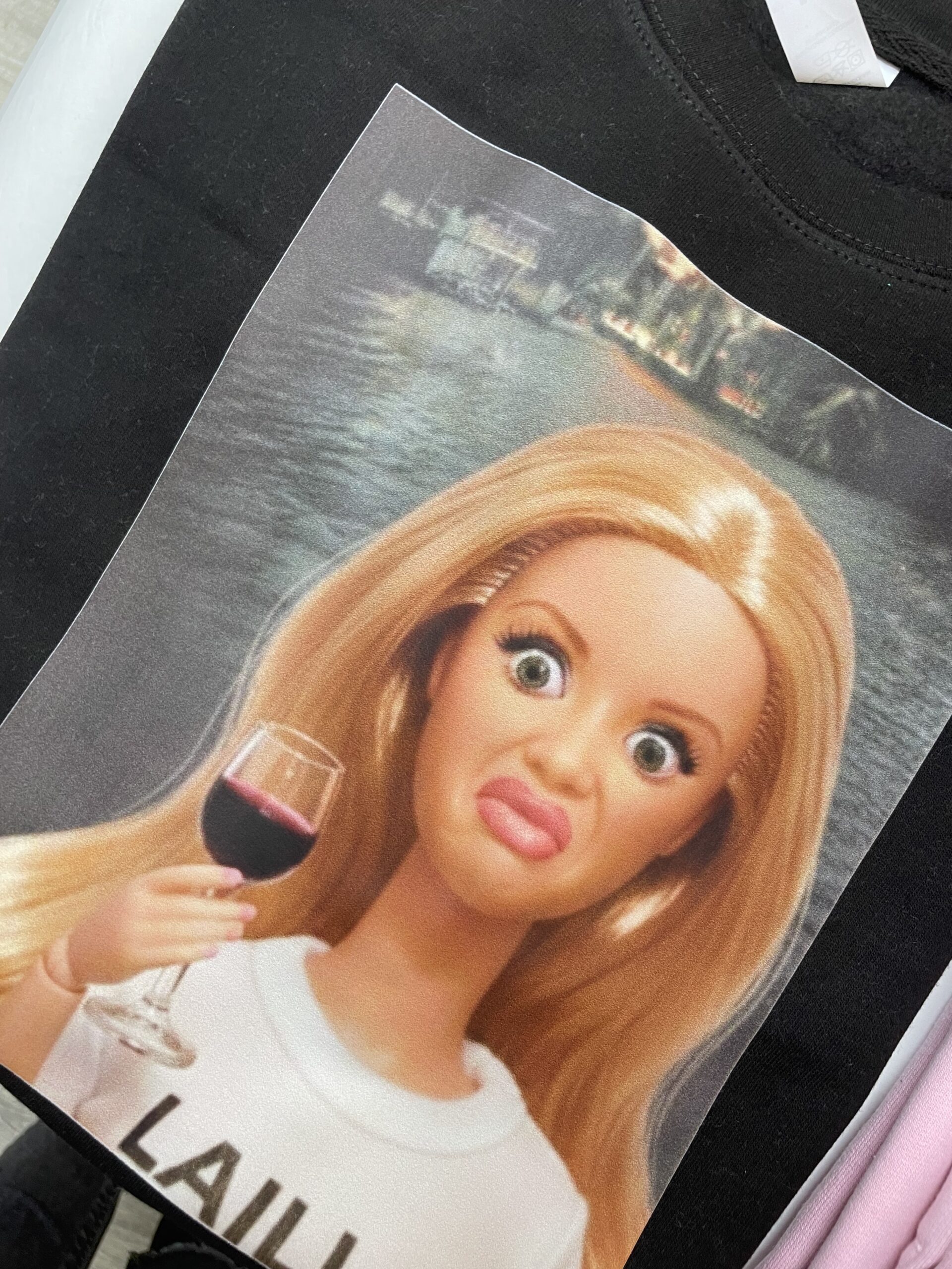 Lalka blond z winem - obrazek 2