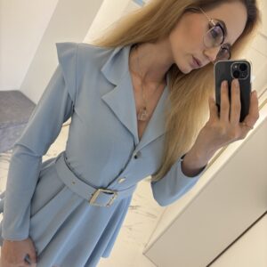 Błękitny kombinezon z paskiem