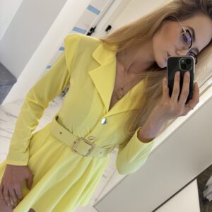 Żółty kombinezon z paskiem