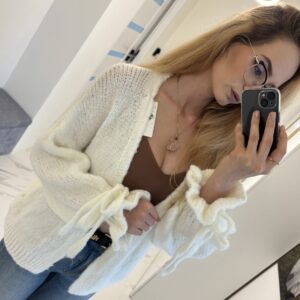 Biały kardigan z wiązanymi rękawami