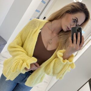 Żółty kardigan z wiązanymi rękawami