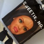 Od ręki - Lalka czarne włosy z napisem - bluza z kapturem czarna -  rozmiar M