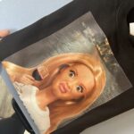 Od ręki - Lalka z winem blond włosy - bluza bez kaptura czarna -  rozmiar M