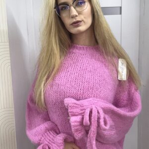 Sweter z wiązanymi rękawami - ciemny róż