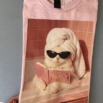 Od ręki - kot w wannie z książką - koszulka light pink -  rozmiar S