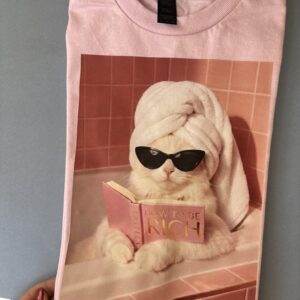 Od ręki - kot w wannie z książką - koszulka light pink -  rozmiar S