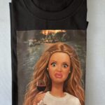 Od ręki - Lalka z winem, falowane blond włosy- koszulka czarna-  rozmiar L