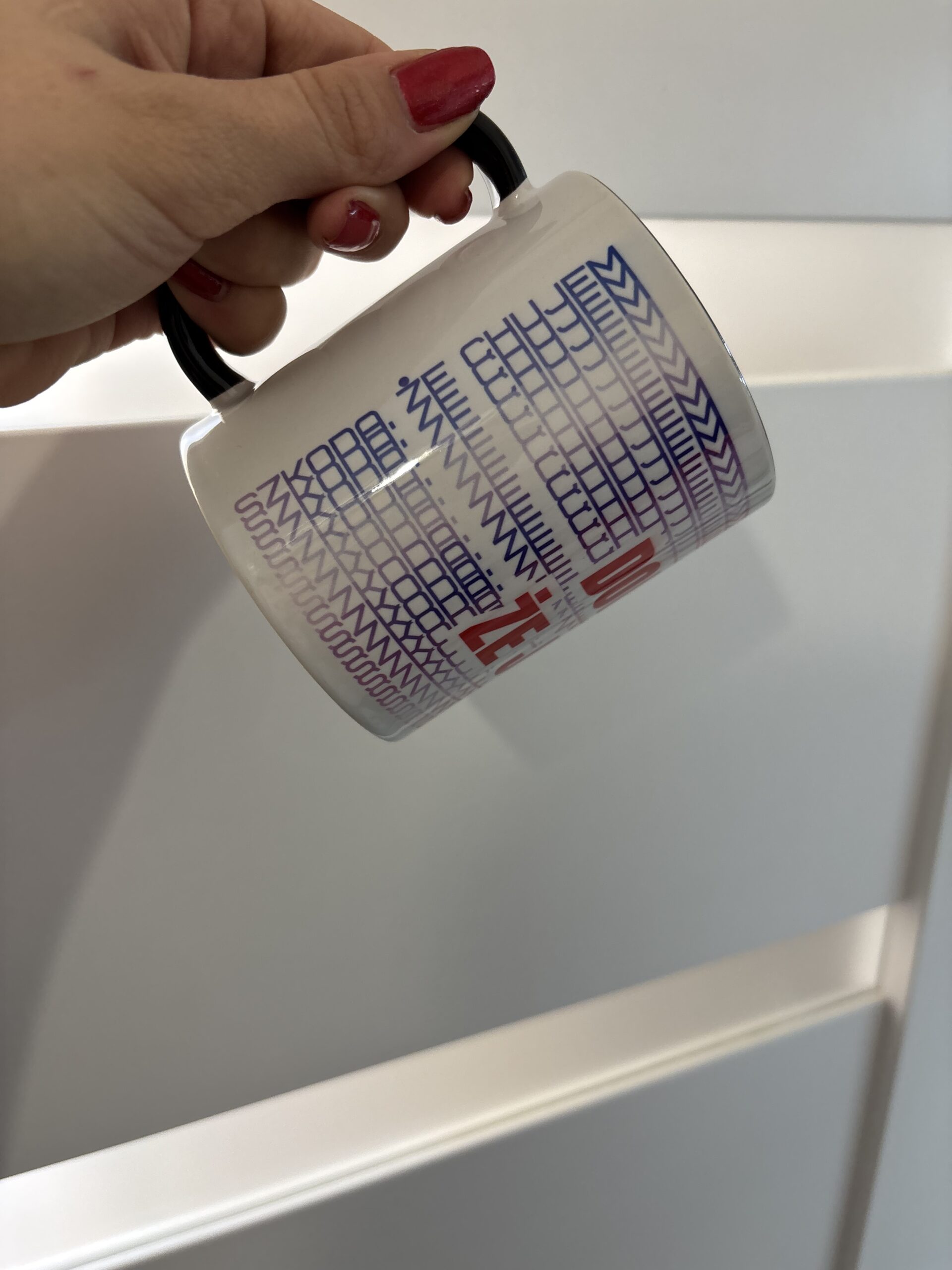 Od ręki - Dobrze, że jesteś... szkoda że chujem -multikolor - czarny uchwyt 330 ml - obrazek 2