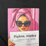 Od ręki - lalka z gazetą - Piękna, mądra...-  bluza bez kaptura -  rozmiar M - kolor czarny