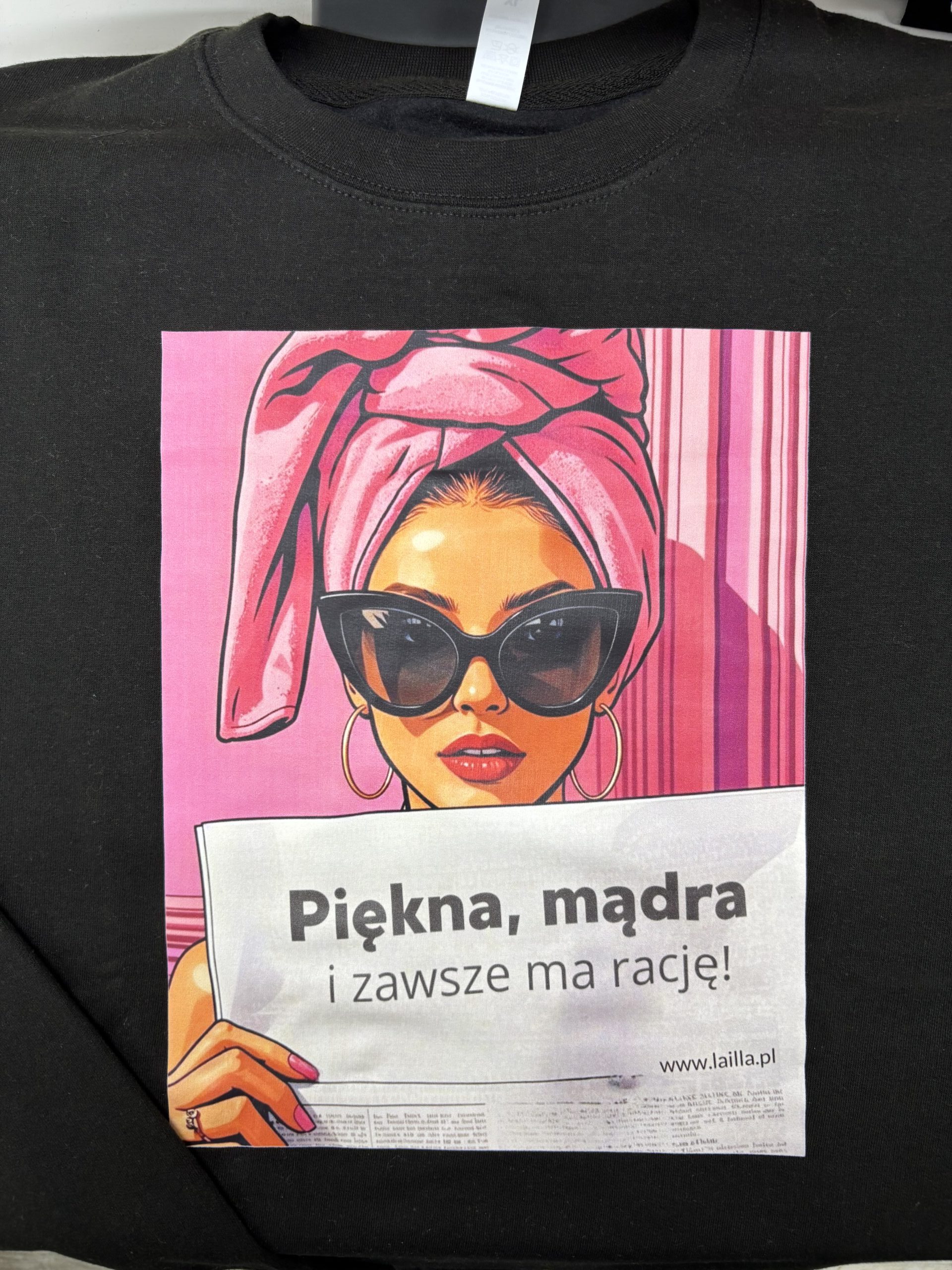 Od ręki - lalka z gazetą - Piękna, mądra...- bluza bez kaptura - rozmiar M - kolor czarny